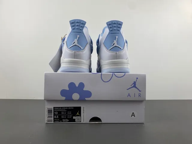 Chaussures de basket Air Jordan 4 blanc et bleu clair 17