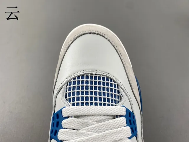 Chaussures de basketball Air Jordan 4 blanc et bleu royal 9