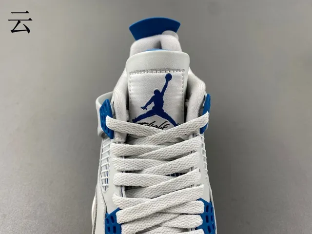 Chaussures de basketball Air Jordan 4 blanc et bleu royal 10