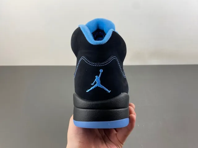 Tênis de basquete Air Jordan 5 preto e azul claro 4