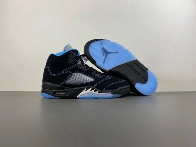 Tênis de basquete Air Jordan 5 preto e azul claro 12