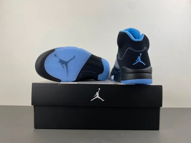 Tênis de basquete Air Jordan 5 preto e azul claro 16