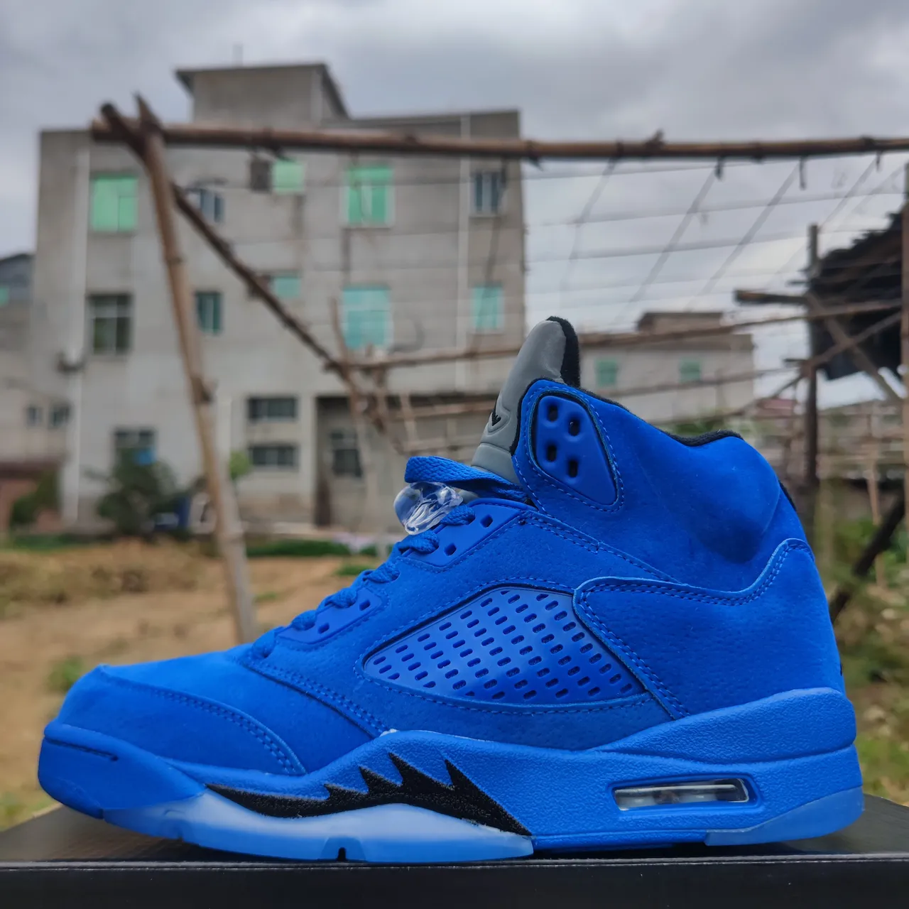 Tênis de basquete de cano alto Air Jordan 5 em camurça azul 2