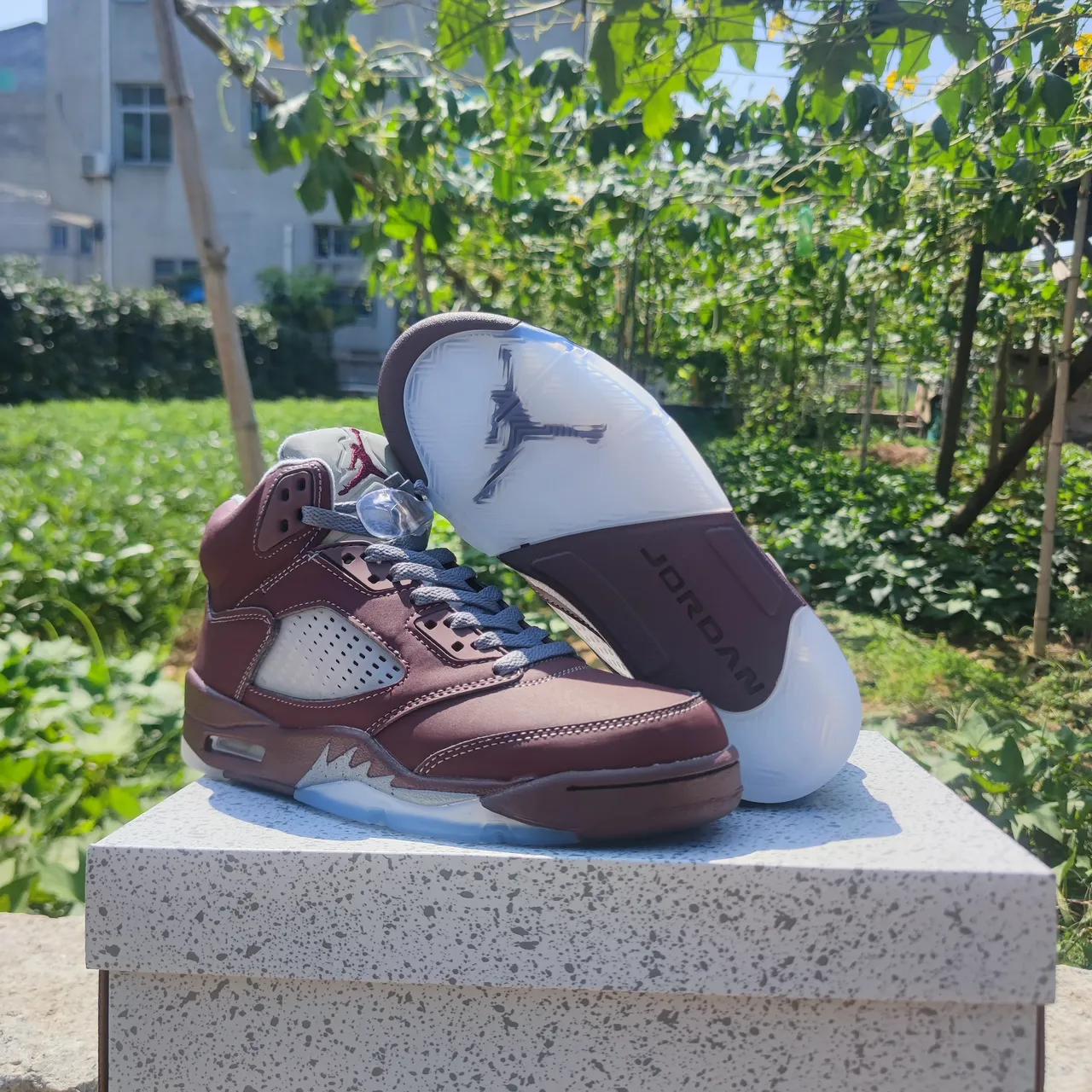 Zapatillas de baloncesto Air Jordan 5 de malla perforada en burdeos y blanco 4