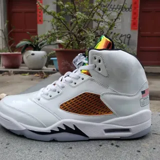 Tênis de basquete Air Jordan 5 branco e dourado iridescente