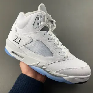 Tênis de basquete Air Jordan 5 branco e azul-claro