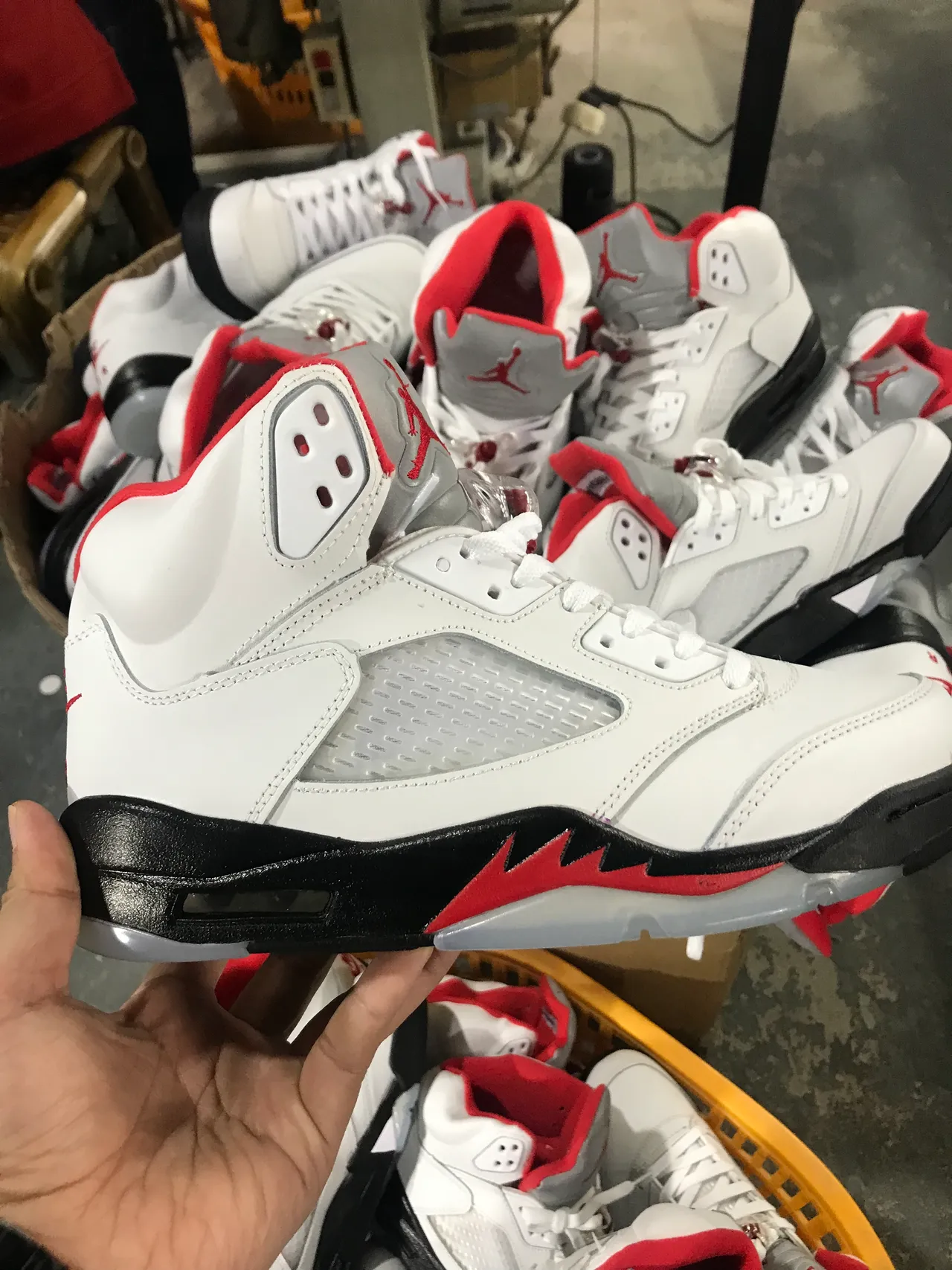 Chaussures de basketball Air Jordan 5 blanc rouge noir 5