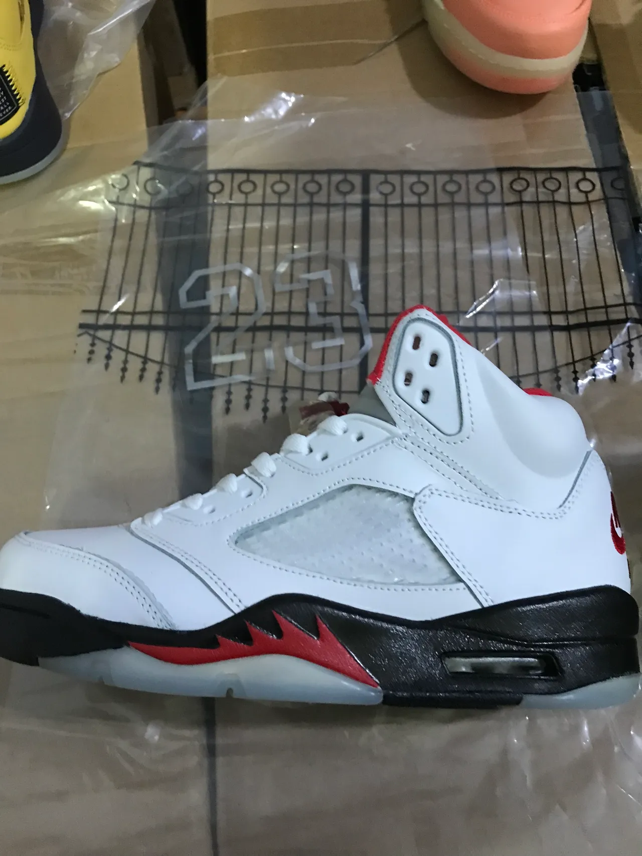 Chaussures de basketball Air Jordan 5 blanc rouge noir 6