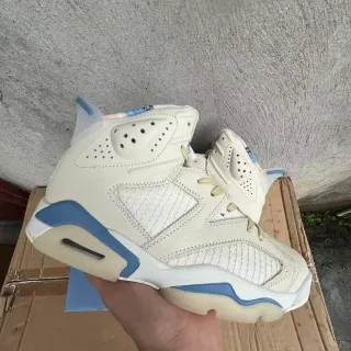 Tênis de basquete Air Jordan 6 off-white e azul-claro