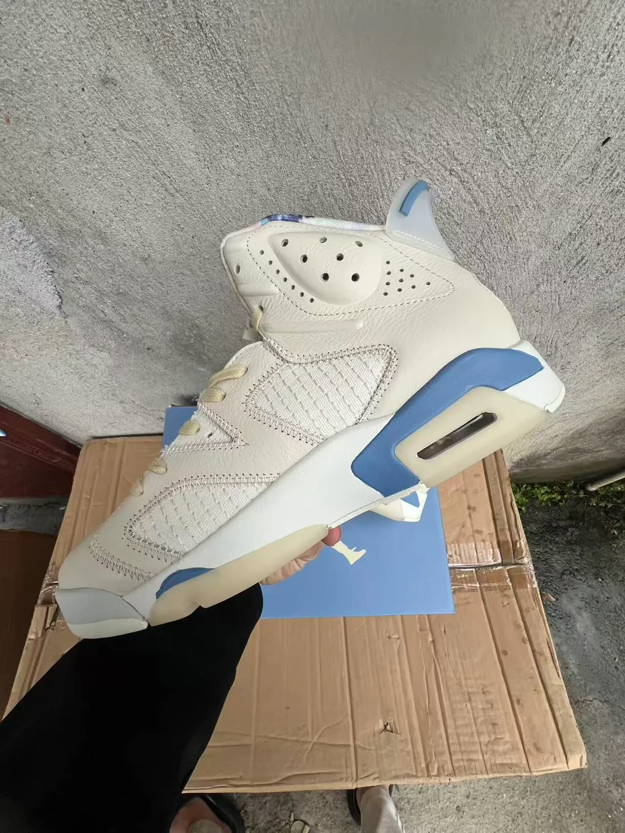 Zapatillas de baloncesto Air Jordan 6 blanco roto y azul claro 5