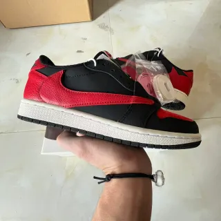Tênis de basquete Air Jordan de cano baixo com cabedal em couro preto e vermelho