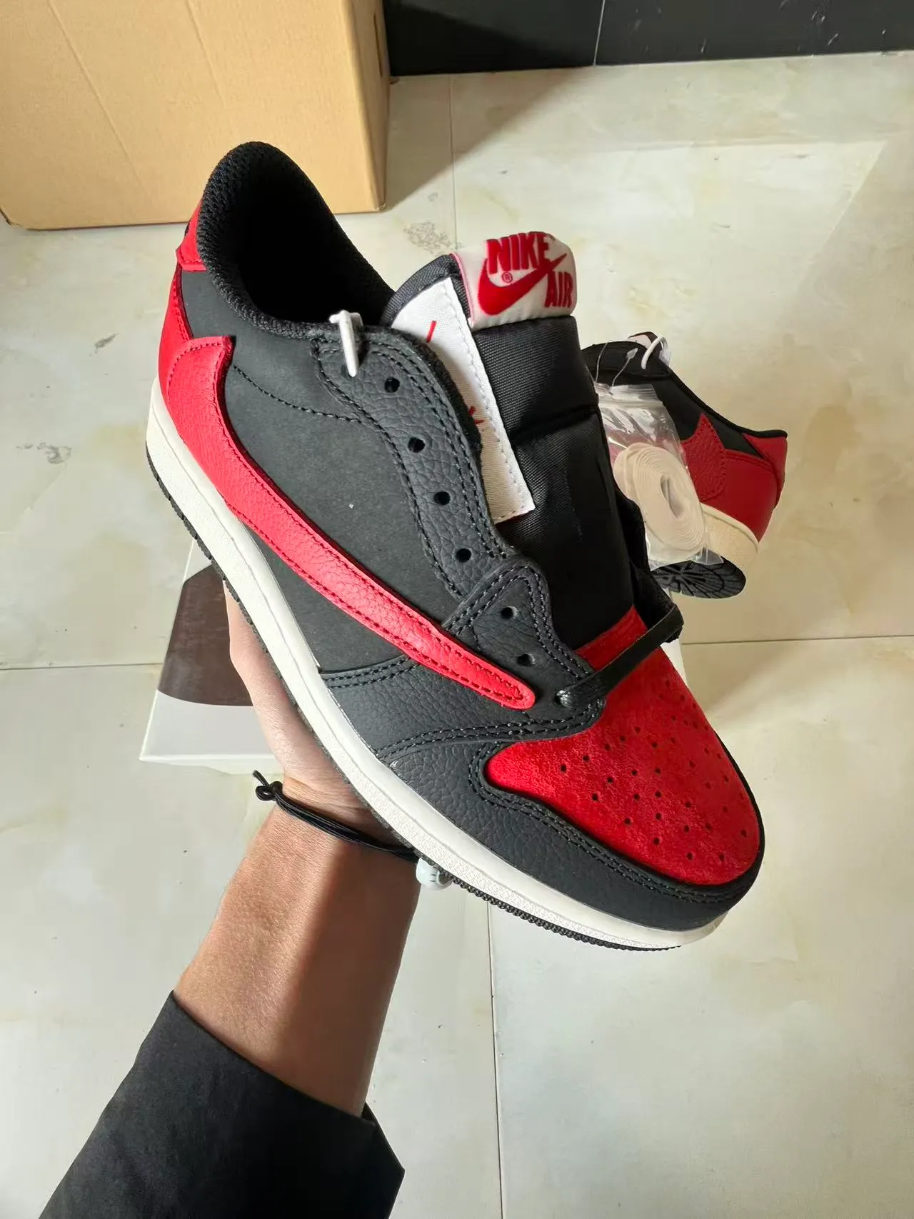 أحذية كرة السلة Air Jordan بقصة منخفضة وجزء علوي من الجلد باللونين الأسود والأحمر 2