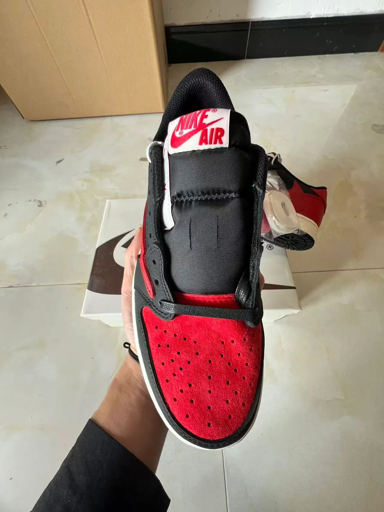 أحذية كرة السلة Air Jordan بقصة منخفضة وجزء علوي من الجلد باللونين الأسود والأحمر 10
