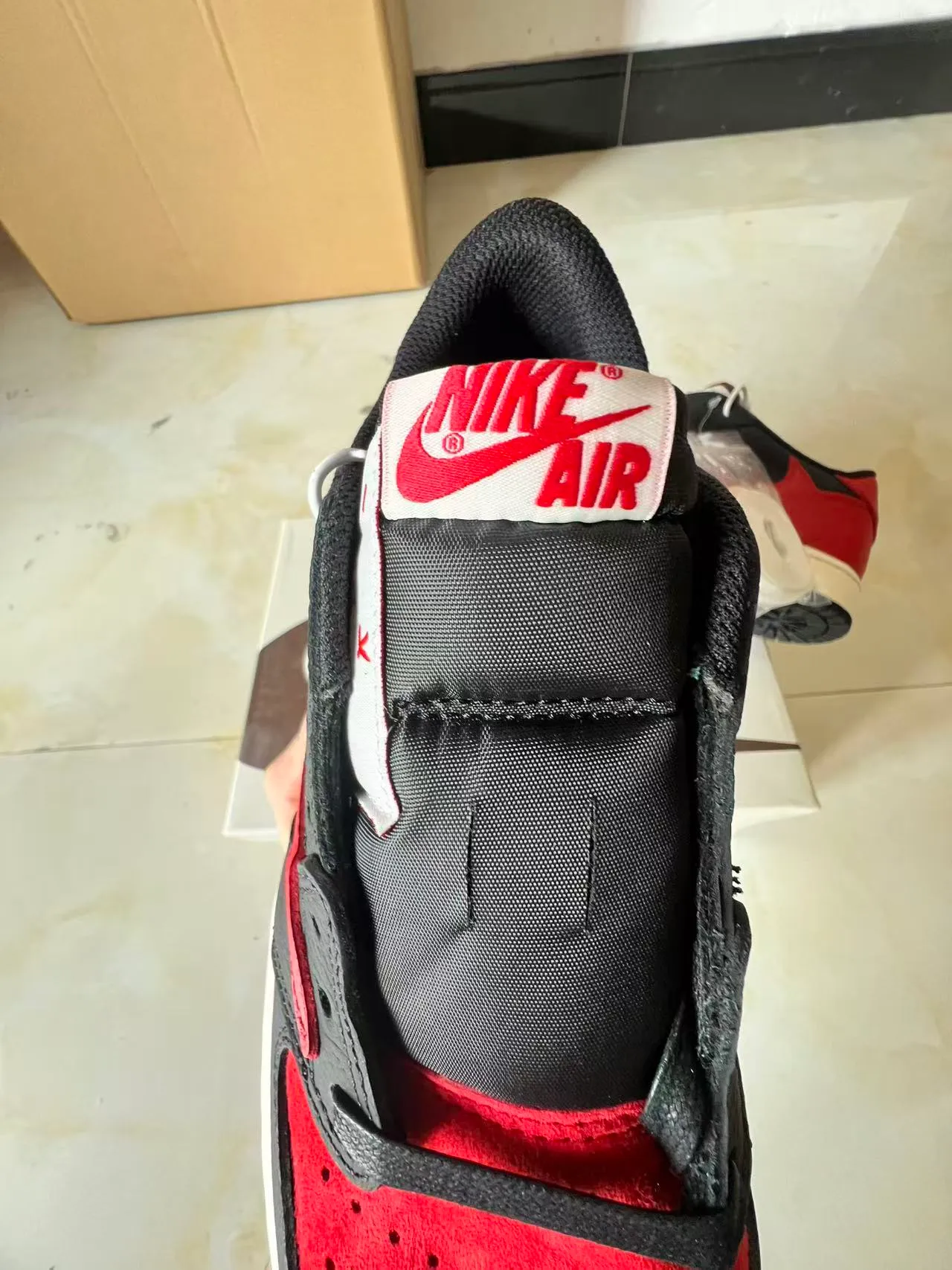 أحذية كرة السلة Air Jordan بقصة منخفضة وجزء علوي من الجلد باللونين الأسود والأحمر 3