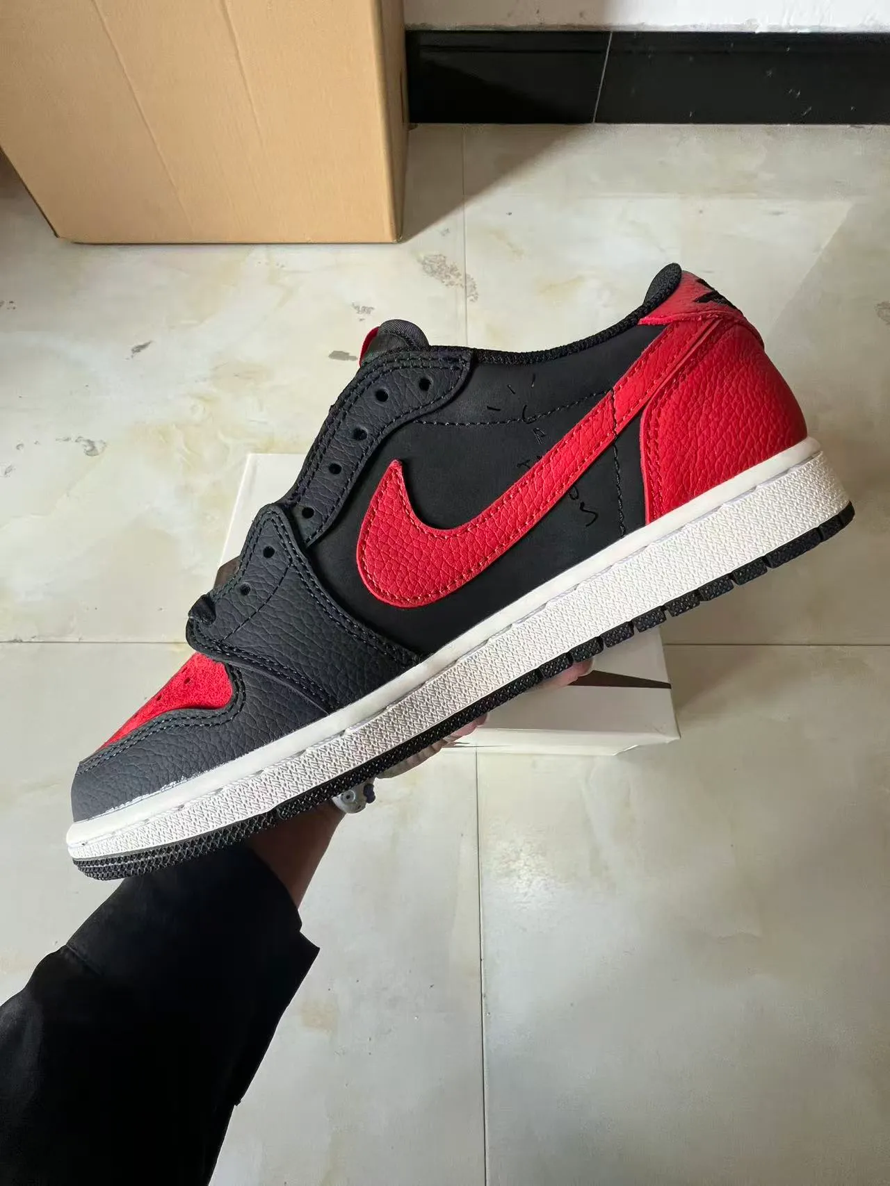 أحذية كرة السلة Air Jordan بقصة منخفضة وجزء علوي من الجلد باللونين الأسود والأحمر 4
