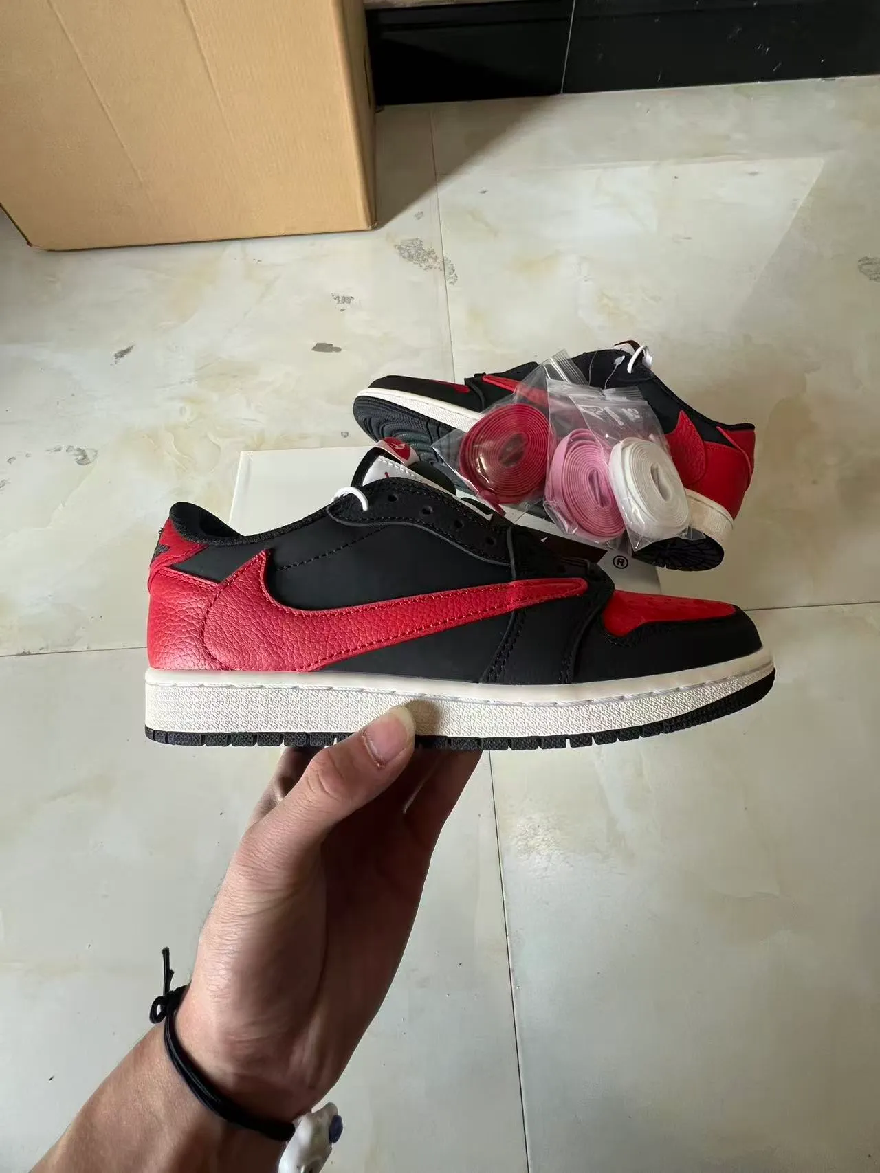أحذية كرة السلة Air Jordan بقصة منخفضة وجزء علوي من الجلد باللونين الأسود والأحمر 6