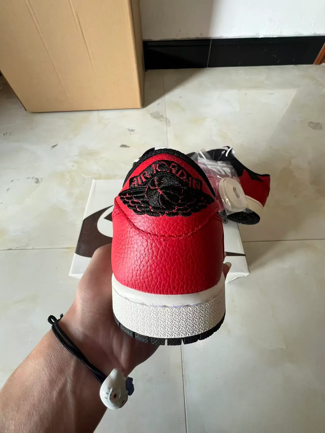 أحذية كرة السلة Air Jordan بقصة منخفضة وجزء علوي من الجلد باللونين الأسود والأحمر 7