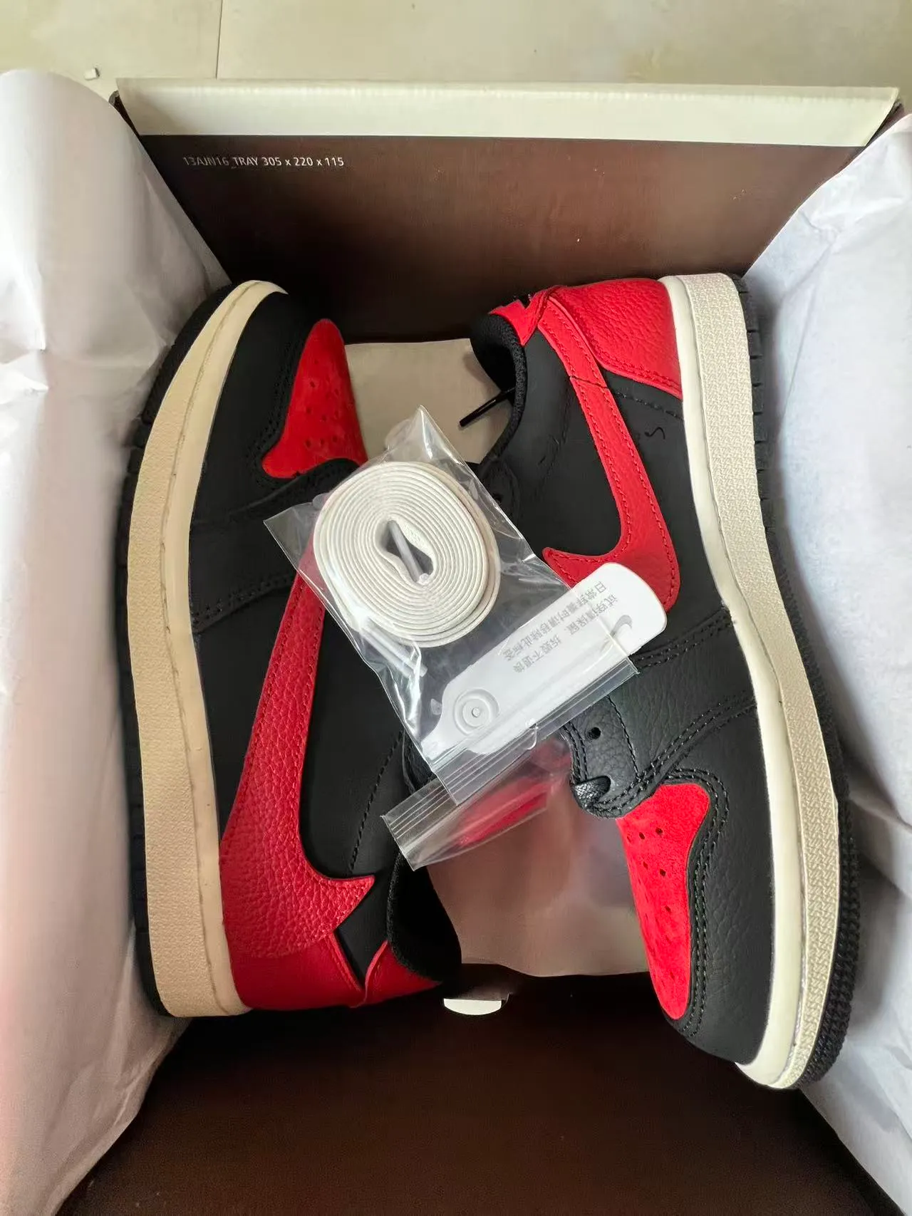 أحذية كرة السلة Air Jordan بقصة منخفضة وجزء علوي من الجلد باللونين الأسود والأحمر 9