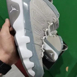 Tênis de basquete Air Jordan de cano alto cinza e branco com cabedal de painéis em losango perfurados