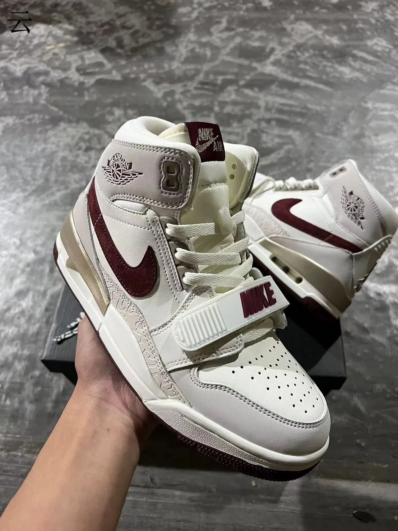 Air Jordan Legacy 312 Off-White Burgundy Metallic Gold Tênis de Basquete 2