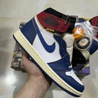 Tênis de basquete Air Jordan de cano alto com painéis de couro azul-marinho e branco