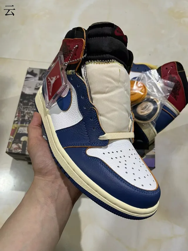 Zapatillas de baloncesto Air Jordan de caña alta con paneles de cuero en azul marino y blanco 2