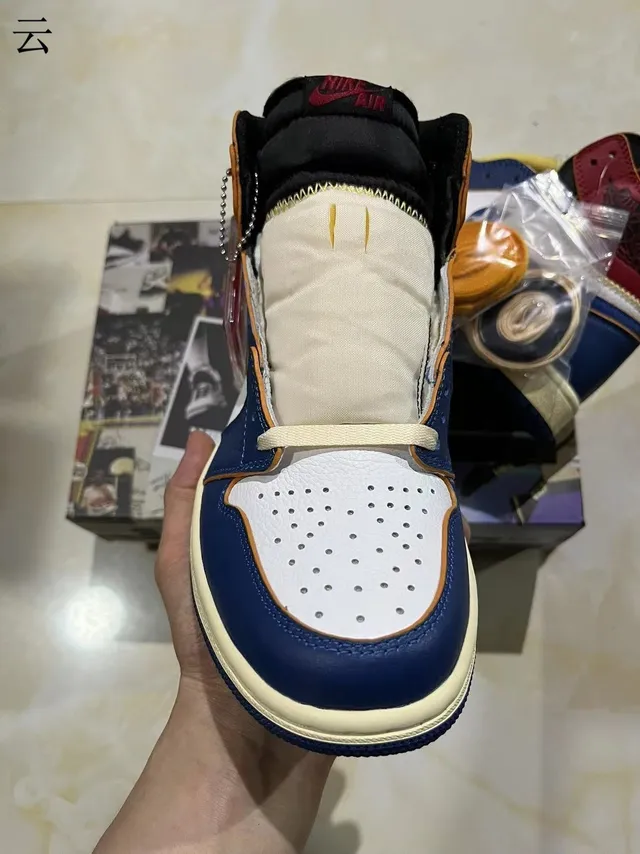 Zapatillas de baloncesto Air Jordan de caña alta con paneles de cuero en azul marino y blanco 3