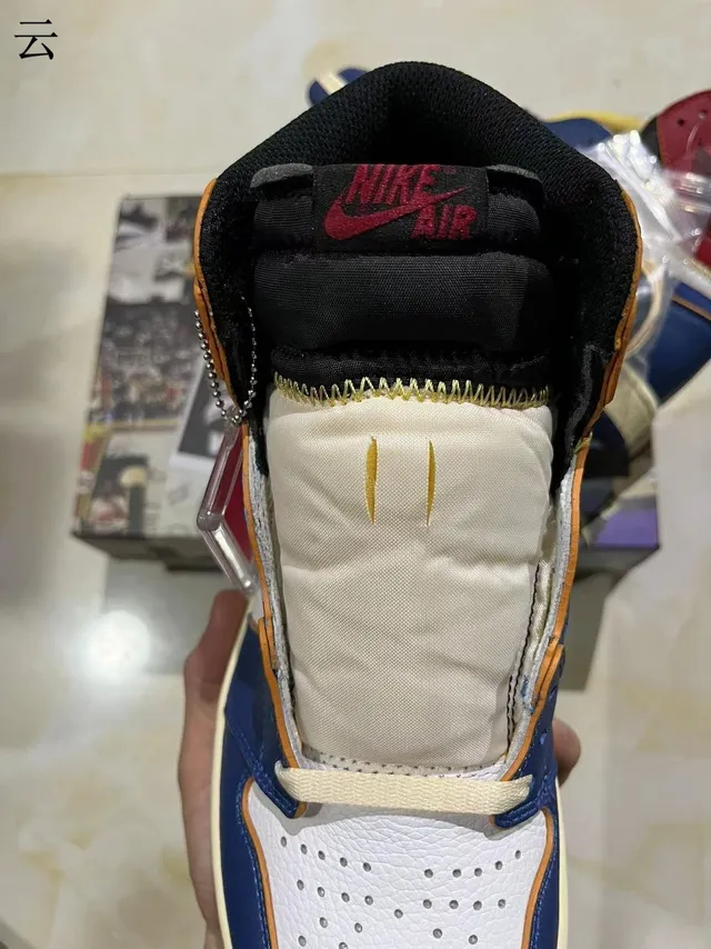 Zapatillas de baloncesto Air Jordan de caña alta con paneles de cuero en azul marino y blanco 4