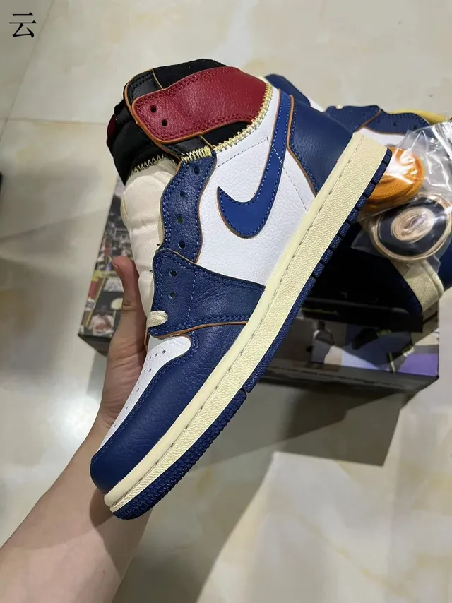 Zapatillas de baloncesto Air Jordan de caña alta con paneles de cuero en azul marino y blanco 5