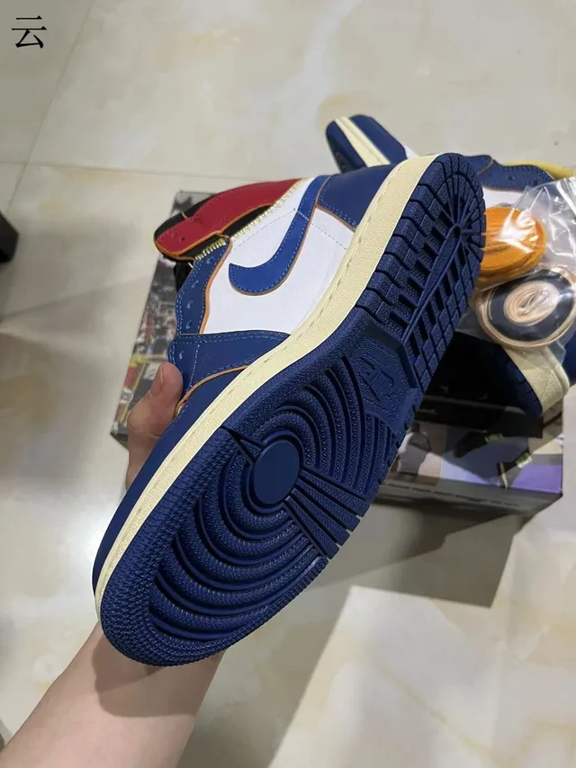 Zapatillas de baloncesto Air Jordan de caña alta con paneles de cuero en azul marino y blanco 6