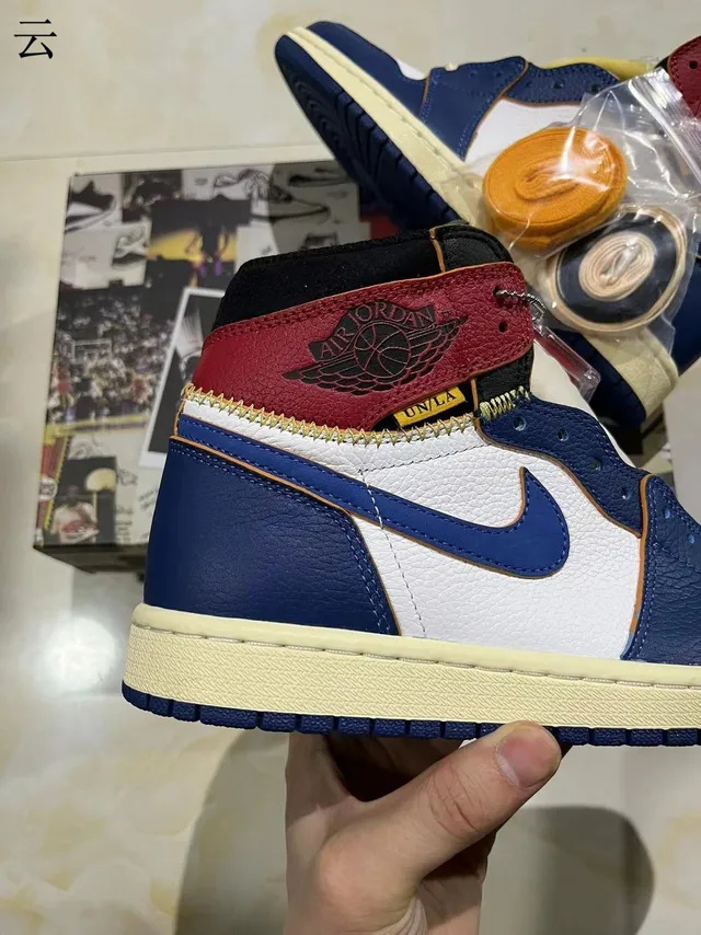 Zapatillas de baloncesto Air Jordan de caña alta con paneles de cuero en azul marino y blanco 7