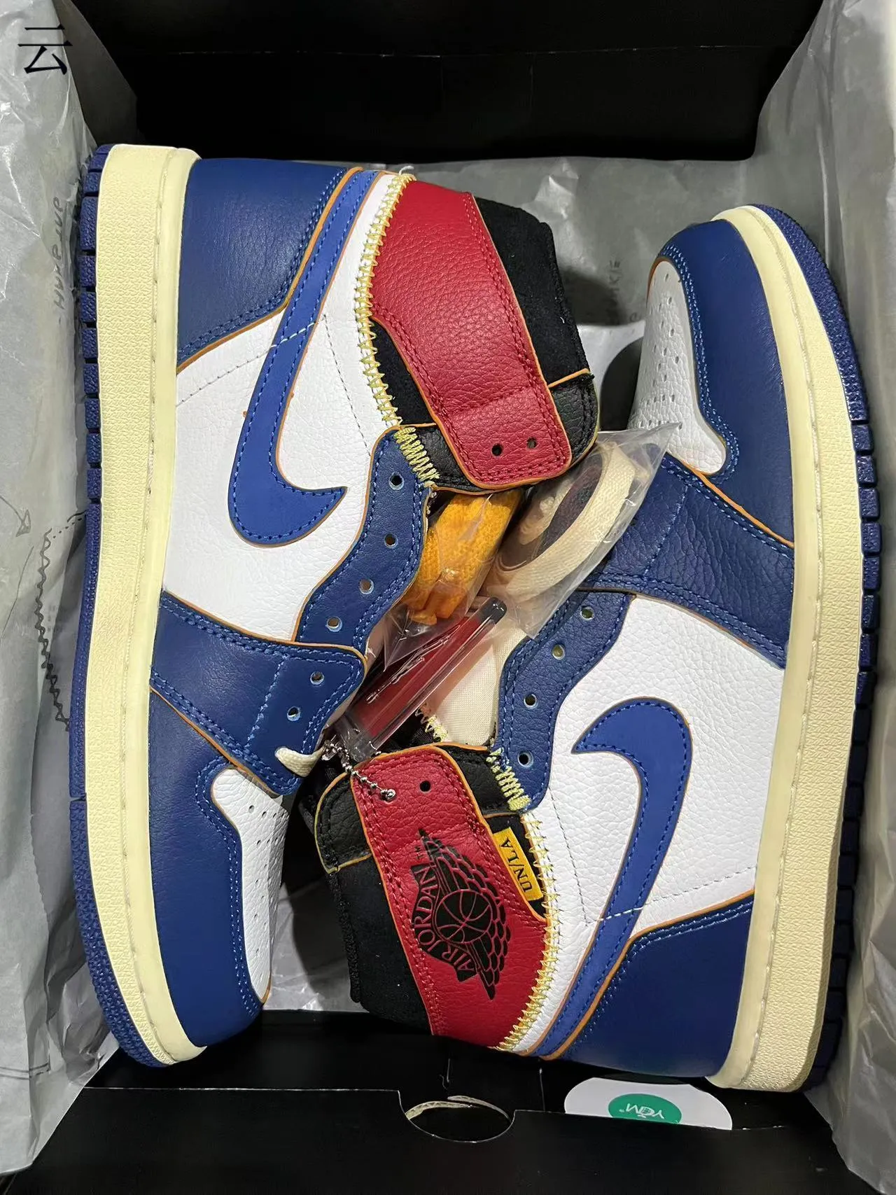 Zapatillas de baloncesto Air Jordan de caña alta con paneles de cuero en azul marino y blanco 9