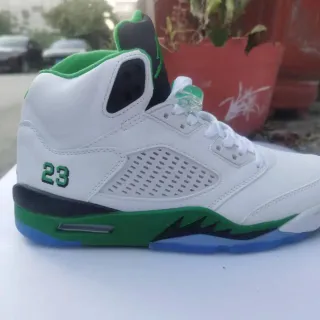 Tênis de basquete Air Jordan silhueta de cano alto branco e verde com lingueta perfurada