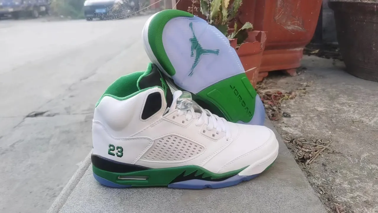 Chaussures de basketball Air Jordan silhouette montante blanc et vert à languette perforée 2