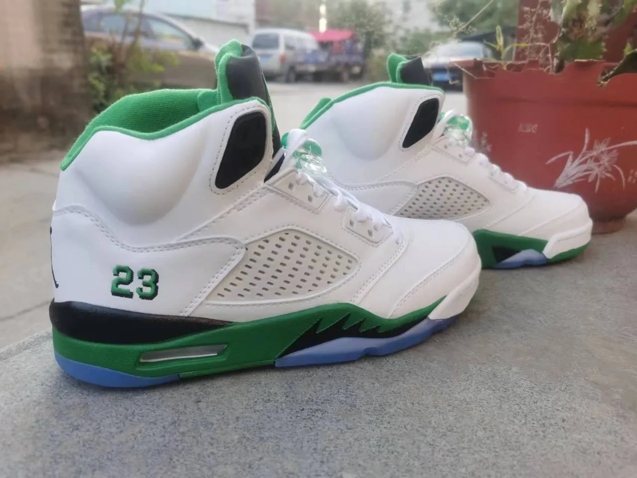 Chaussures de basketball Air Jordan silhouette montante blanc et vert à languette perforée 3