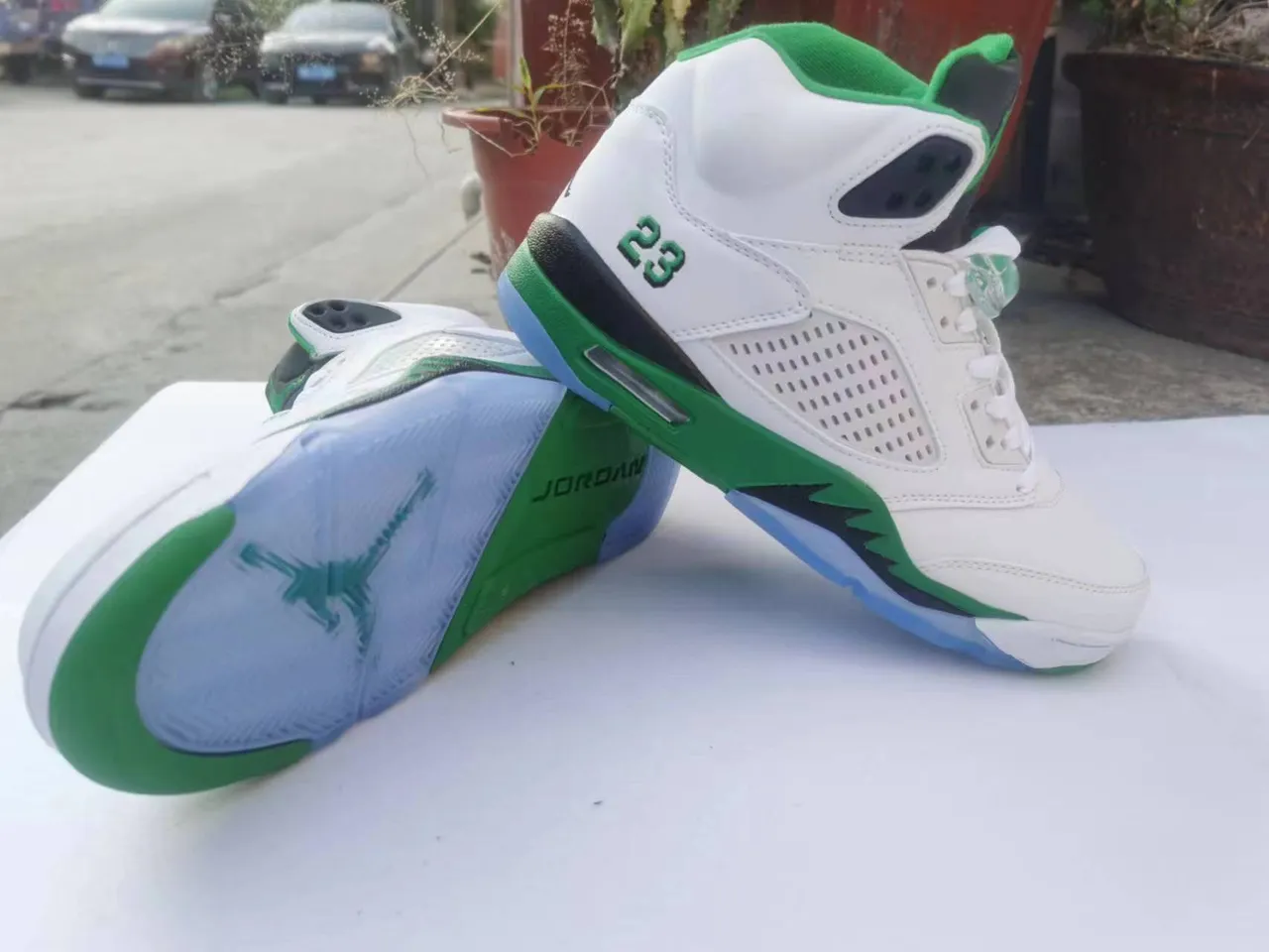 Chaussures de basketball Air Jordan silhouette montante blanc et vert à languette perforée 4