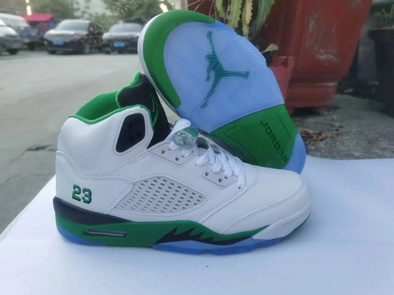 Chaussures de basketball Air Jordan silhouette montante blanc et vert à languette perforée 5
