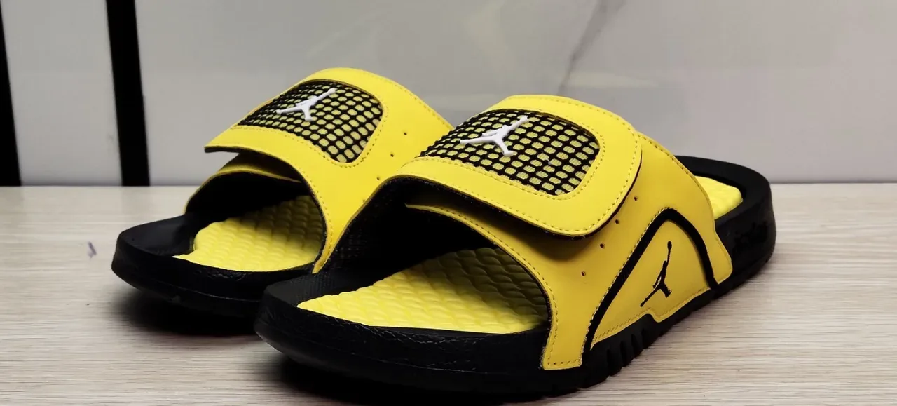 Air Jordan 黄色黑色 波浪纹模制鞋垫 Jumpman Logo 点缀 拖鞋 2