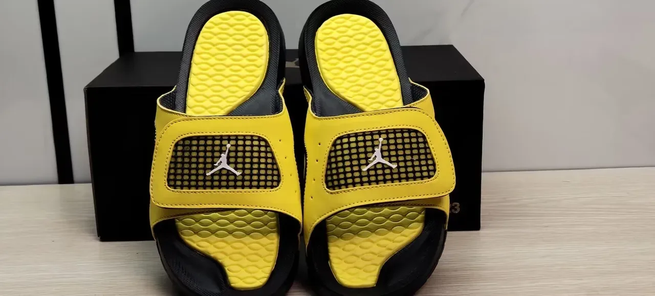 Air Jordan 黄色黑色 波浪纹模制鞋垫 Jumpman Logo 点缀 拖鞋 3