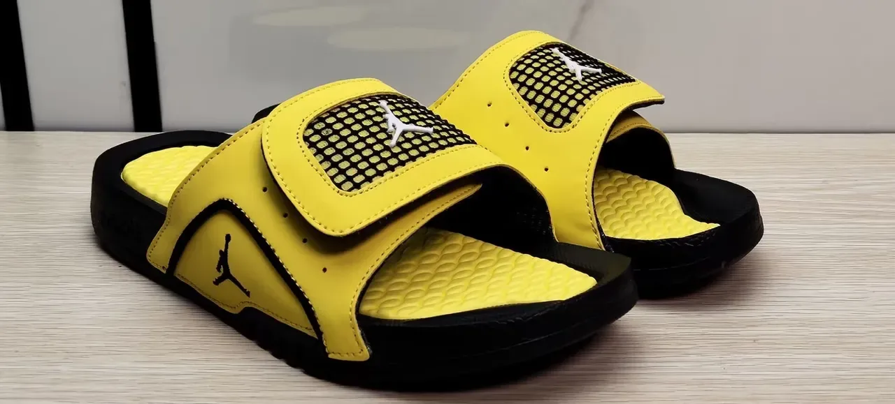 Air Jordan 黄色黑色 波浪纹模制鞋垫 Jumpman Logo 点缀 拖鞋 4