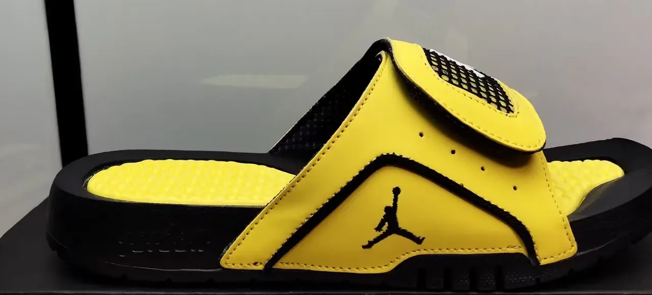 Air Jordan 黄色黑色 波浪纹模制鞋垫 Jumpman Logo 点缀 拖鞋 5