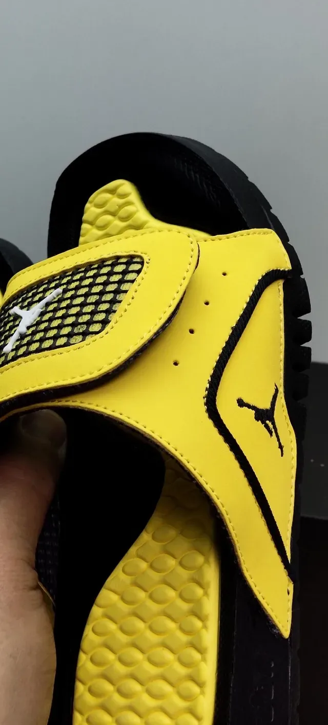 Air Jordan 黄色黑色 波浪纹模制鞋垫 Jumpman Logo 点缀 拖鞋 6