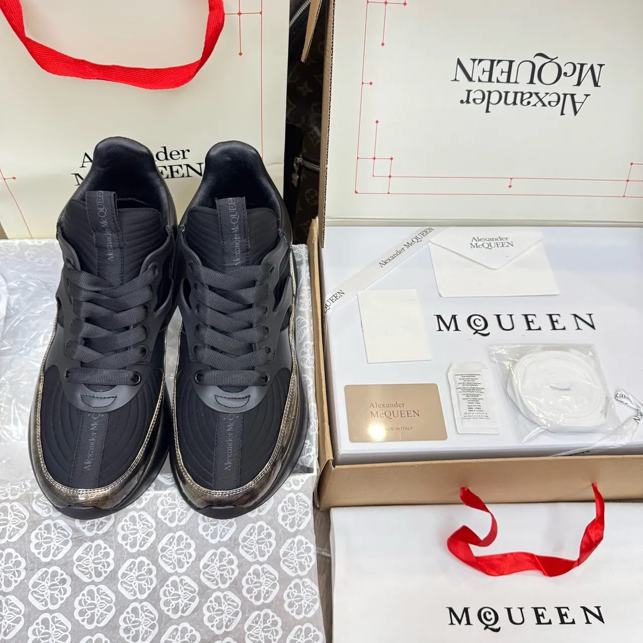 Alexander McQueen Black Gold विशाल प्लेटफॉर्म सोल मेटालिक इरिडिसेंट साइड पैनल चंकी स्नीकर 4