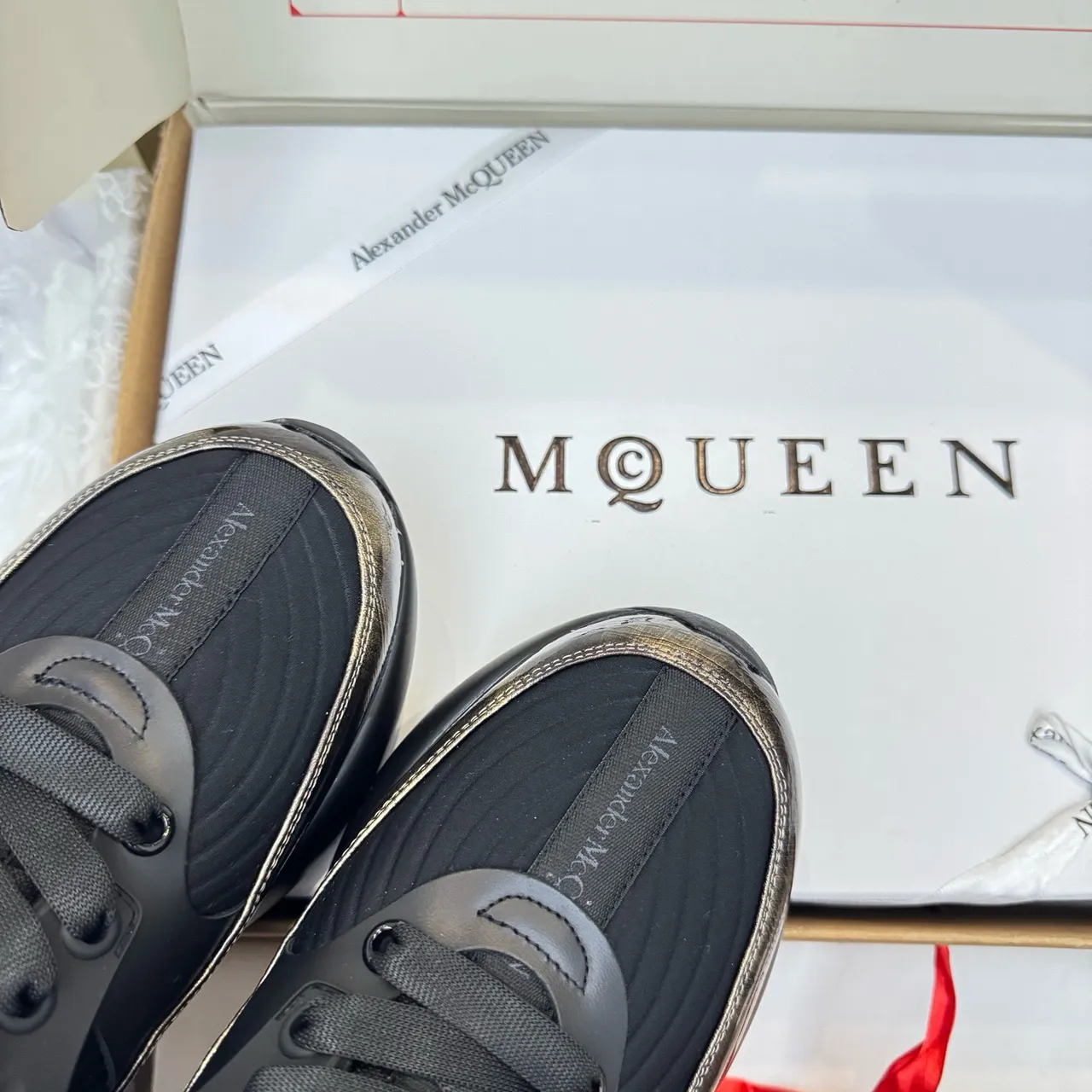 Alexander McQueen Black Gold विशाल प्लेटफॉर्म सोल मेटालिक इरिडिसेंट साइड पैनल चंकी स्नीकर 5