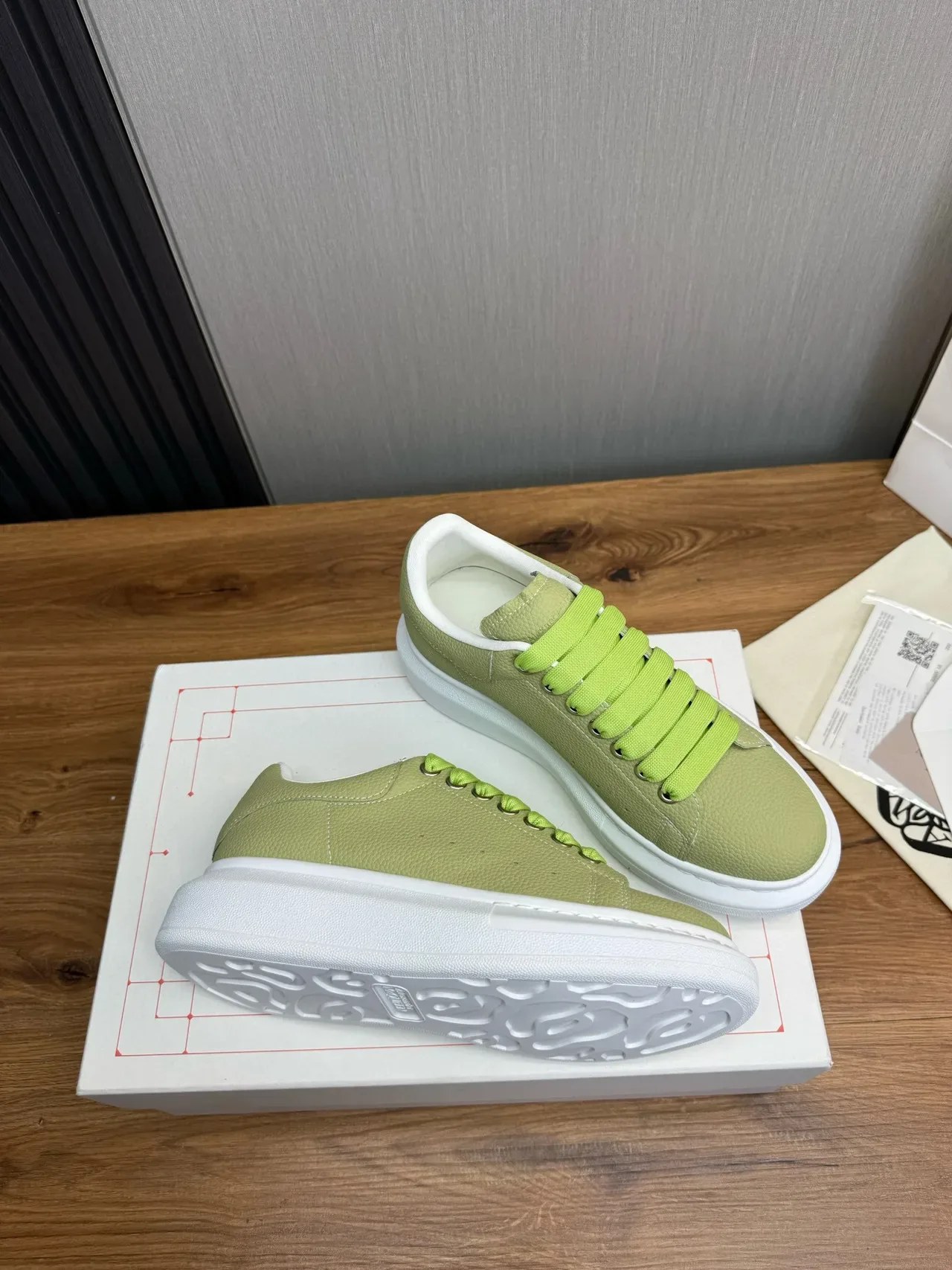 Alexander McQueen Green White Oversized Platform Sole Pebbled Leather Upper Lifestyle Sneakers 6