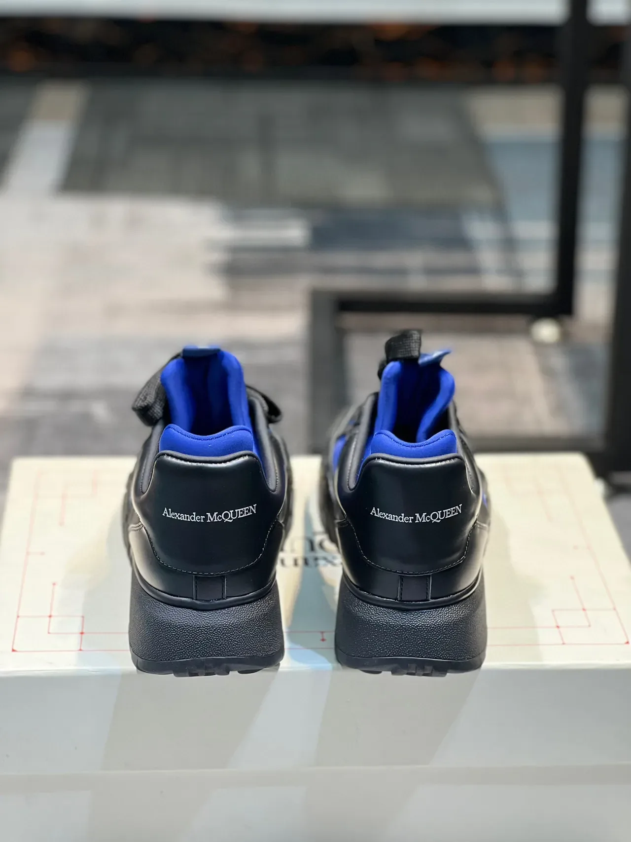 Alexander McQueen Sneakers oversized noir et bleu royal lifestyle sneakers 2