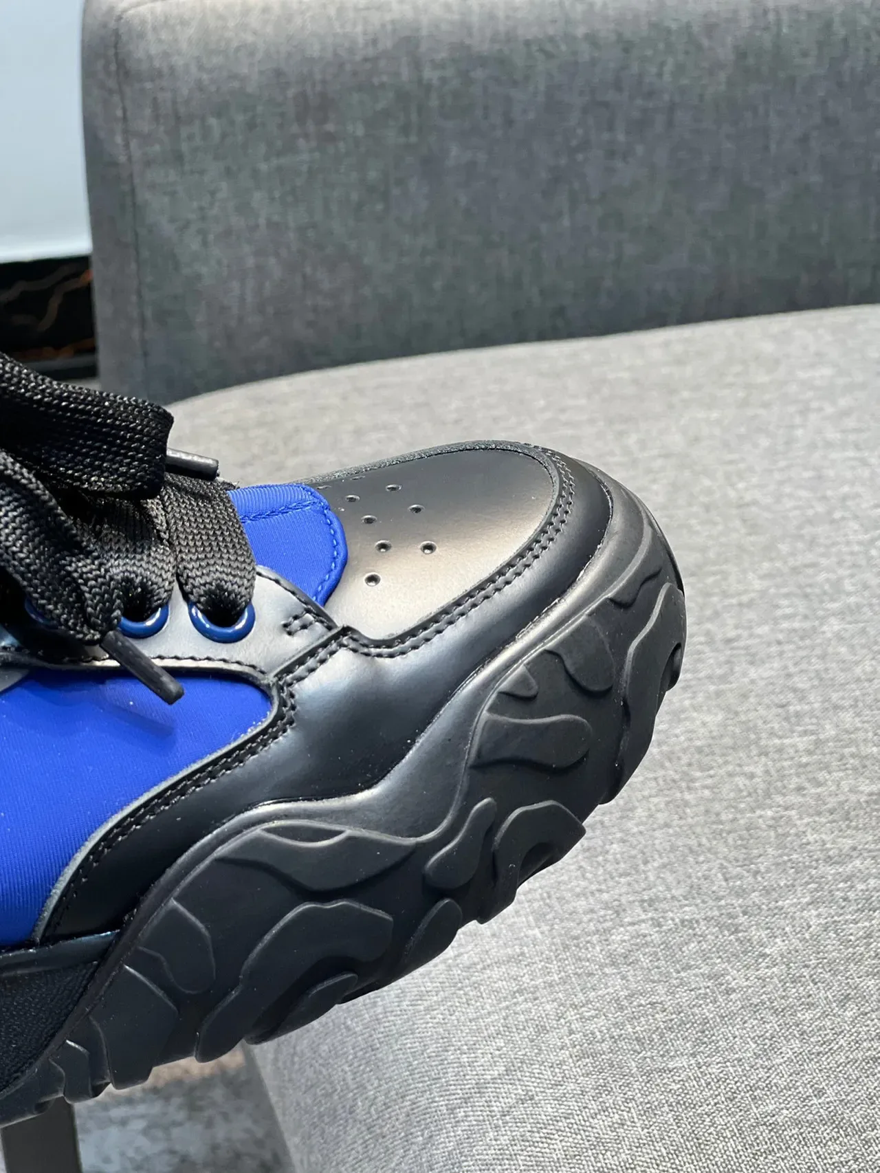 Alexander McQueen Sneakers oversized noir et bleu royal lifestyle sneakers 3