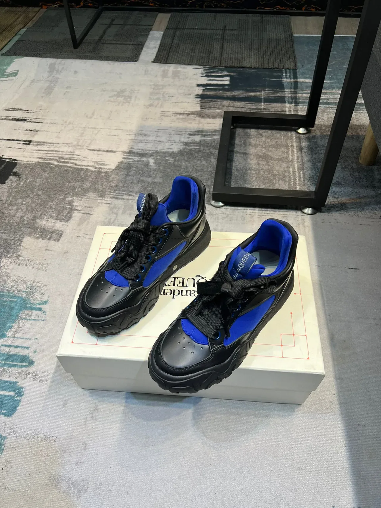 Alexander McQueen Sneakers oversized noir et bleu royal lifestyle sneakers 4