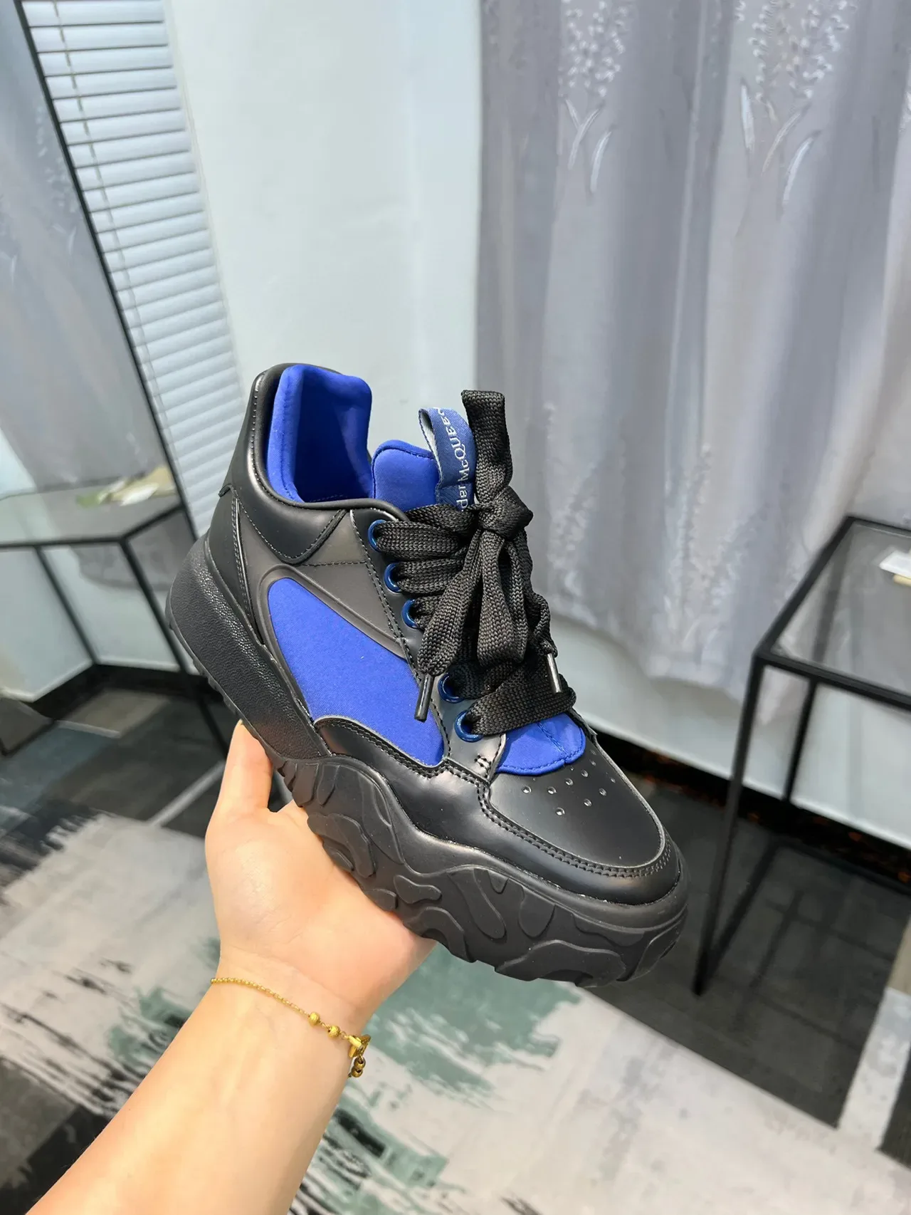 Alexander McQueen Sneakers oversized noir et bleu royal lifestyle sneakers 5