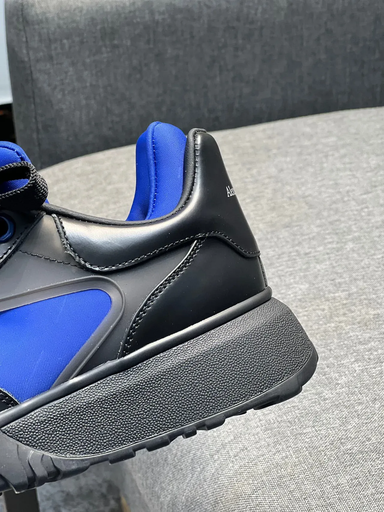 Alexander McQueen Sneakers oversized noir et bleu royal lifestyle sneakers 6